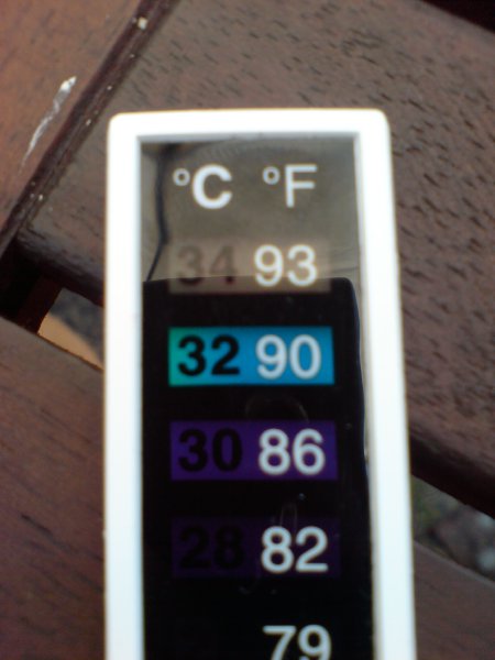 A LCD temperature strip showing the temp as being 32˚C or 90˚F.